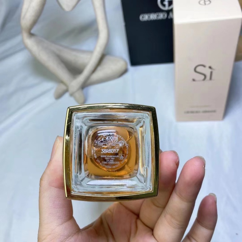 Giorgio Armani Si Eau de Parfum - Designer Perfume Retailers & Online Stores